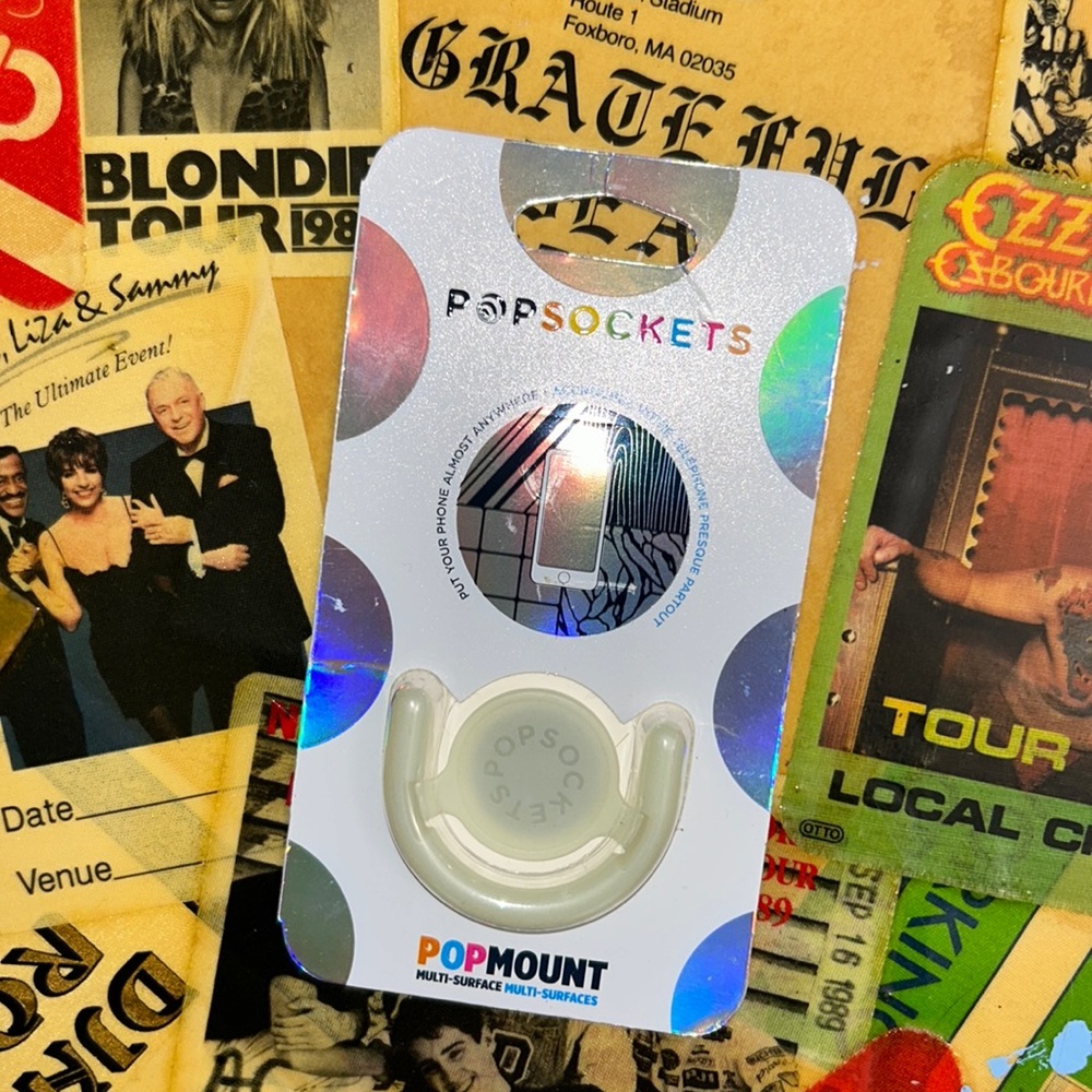 BRAND NEW pop sockets GLOW in the DArk!